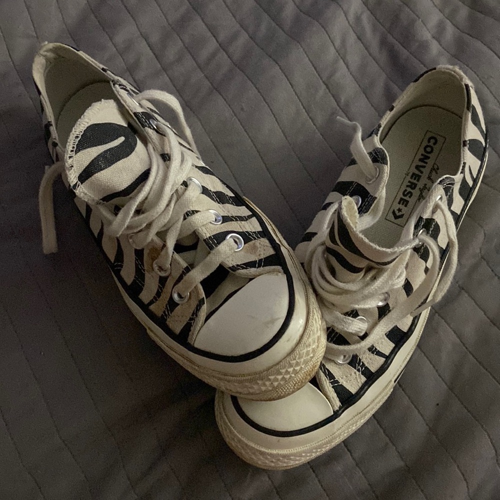 Chuck Taylor converse black and white size 5.5 mens  /7.5 women’s  EUC